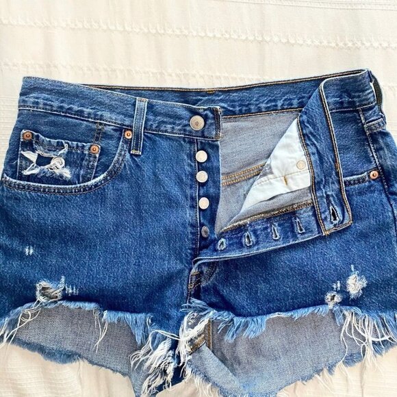 LEVI'S 501 WOMEN'S  MEDIUM DENIM BUTTON FLY VERY SHORT DIY FRAY JEANS SHORTS - Picture 3 of 8